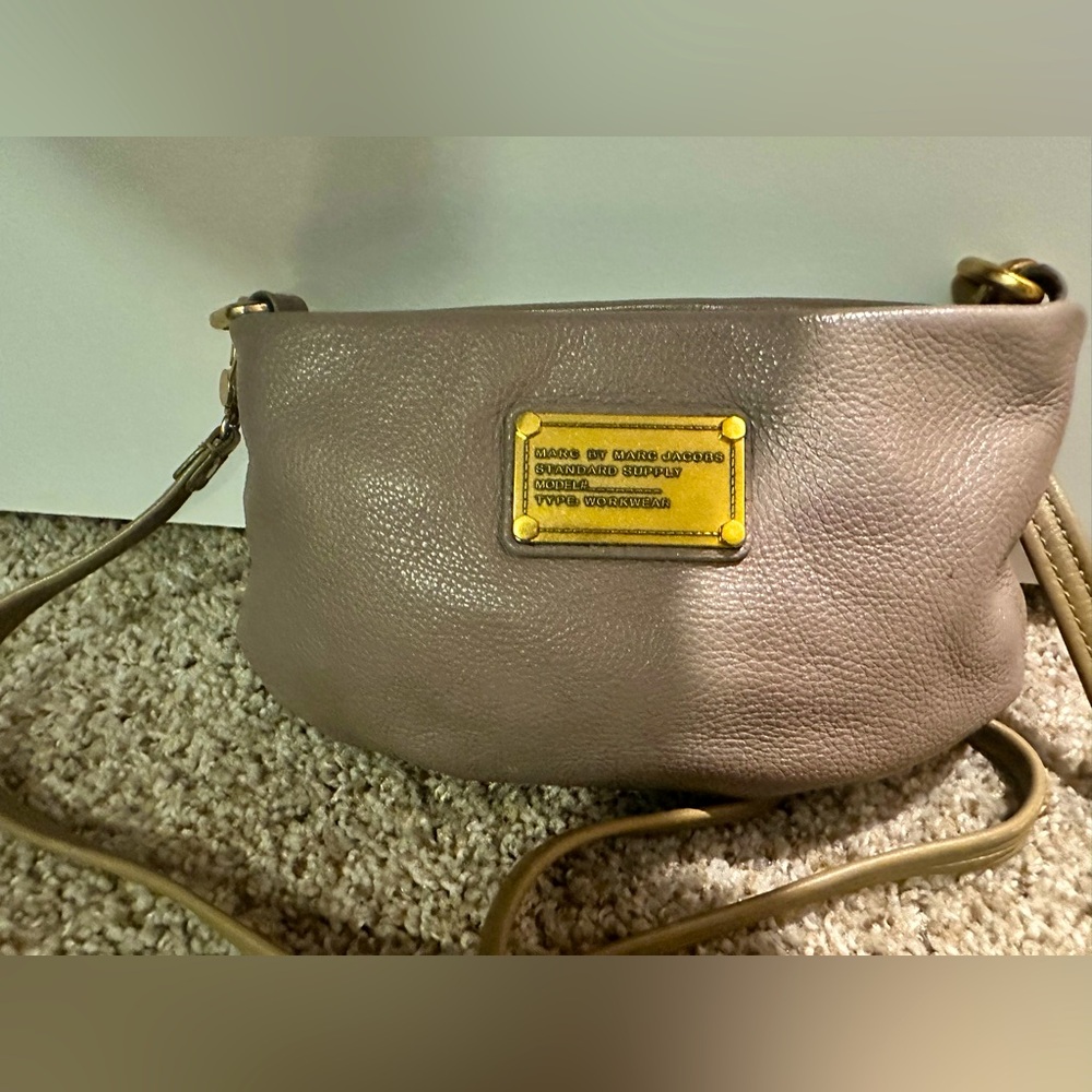 Mini Marc Jacobs crossbody bag. Taupe/greyish-beige color.